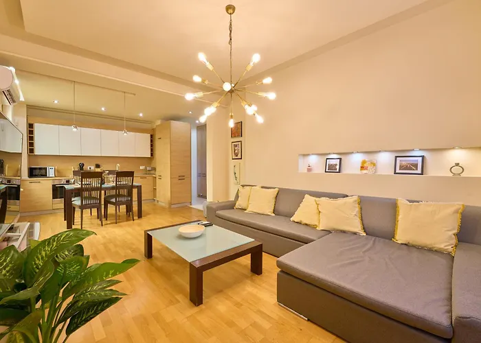 Splendid Central 2Bdrm Suite